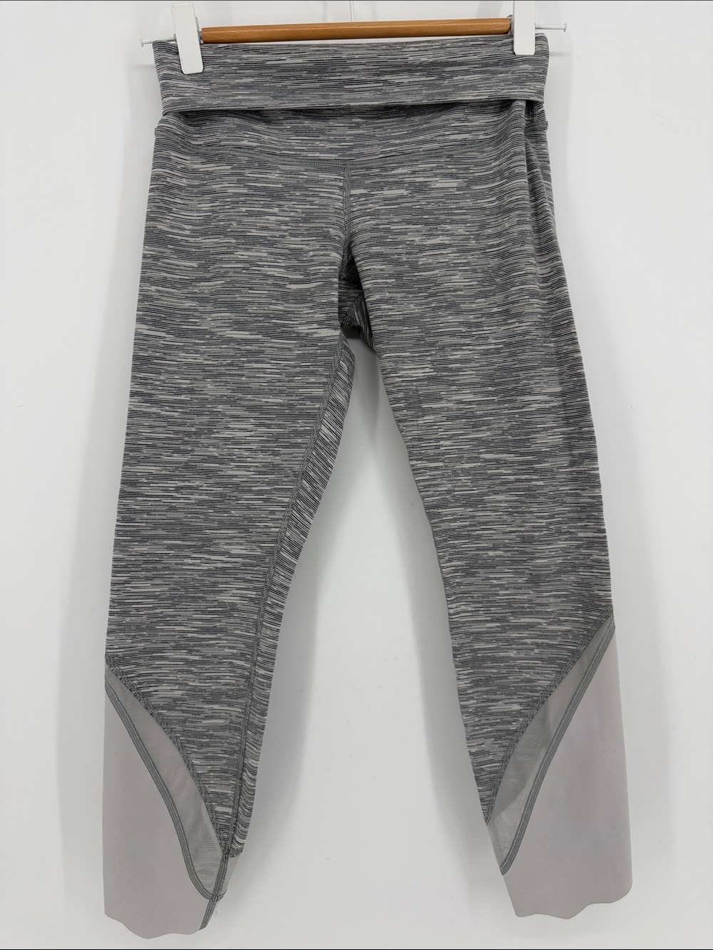 Lululemon Women 6 Gray Wunder Under Scalloped Hem Fold Over Crop Yoga